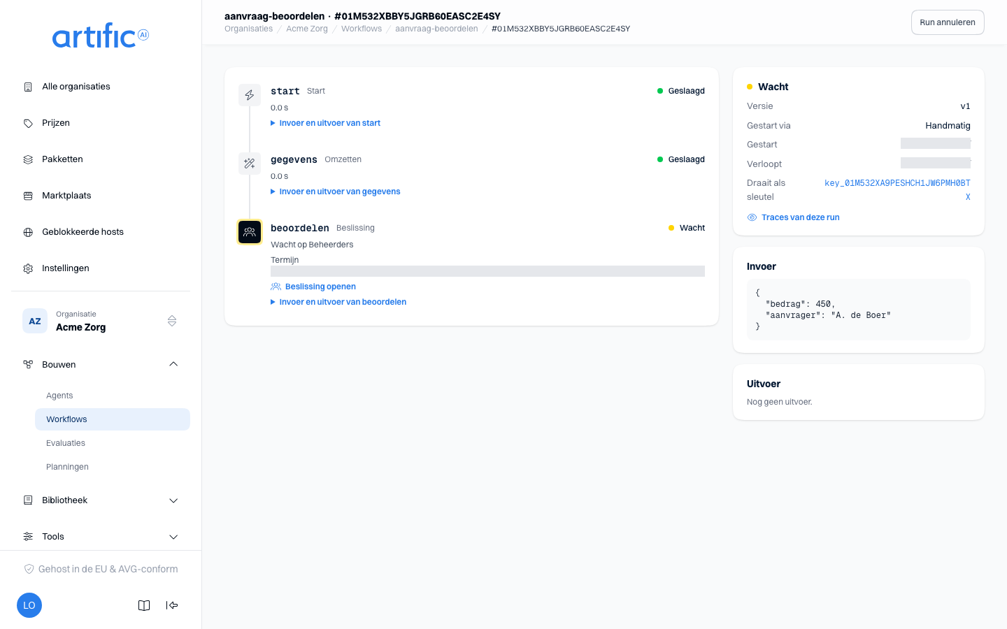 De pagina van een run: links de stappen op volgorde met hun status, waarvan één op een beslissing
wacht, rechts de status van de run, de versie, hoe hij is gestart, de sleutel waarmee hij draait,
en de invoer en uitvoer.